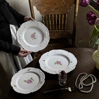 Service de table en porcelaine de style vintage crème, embossé, fabriqué en Chine, sur mesure, 4 pièces.