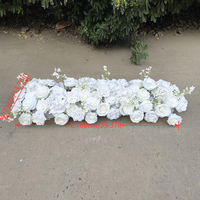 Kunstmatige witte rozen bloemstukken lange tafel bloemdecoratie bruiloft feest eettafel centerpiece decoratie