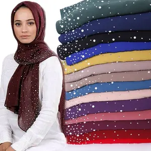 फैक्टरी थोक फैशन मुस्लिम महिला टुडुंग सॉलिड कलर पर्ल हिजाब स्कार्फ शिमर शिफॉन शॉल