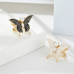 Hebilla para pañuelo con diseño de mariposa, incrustaciones doradas, perlas blancas y negras, accesorio de inspiración vintage - Product Image 1