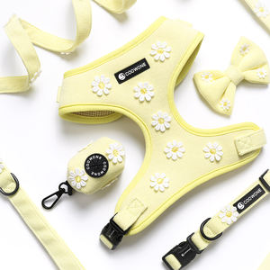 Harnais pour chien de dressage avec logo personnalisé harnais tricoté avec marguerite jaune collier de laisse ensemble distributeur de sacs à crottes bandana noeud papillon - Product Image 3
