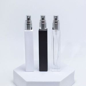 Flacon de parfum en verre carré plat de 10 ml vide avec bouchon à vis doré brillant sérigraphié et atomiseur pulvérisateur - Product Image 2