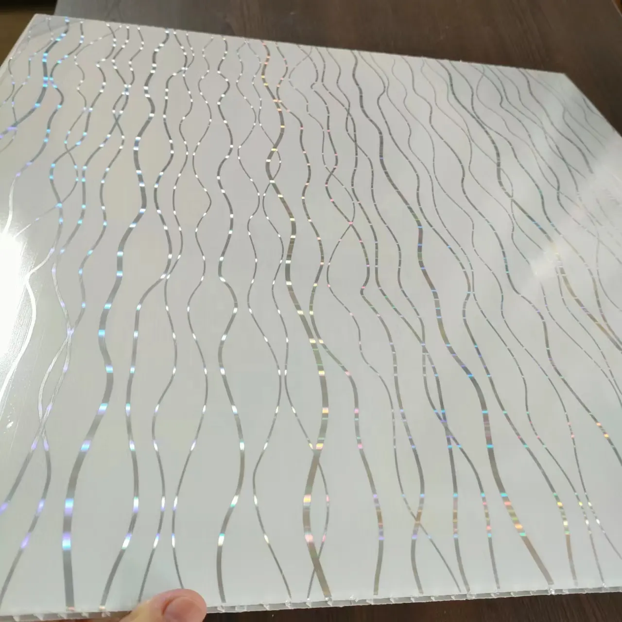 Panneau de plafond en PVC à bas prix pour vagues d'eau réfléchissantes 595x595mm