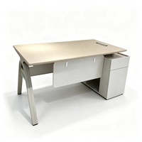 Bureau de direction moderne avec plateau en mélamine kaki, panneau de modestie, pieds en métal en forme de A et ensemble de rangement latéral