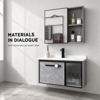 Meuble de salle de bain en aluminium alvéolé avec porte en marbre gris côtelé, miroir, lavabo en céramique, étagères ouvertes, cadre noir, poignée horizontale