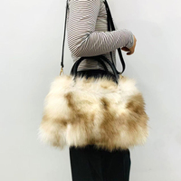 Sac fourre-tout en peluche avec logo personnalisé, faible MOQ (50 pièces), sac à main chaud en fausse fourrure pour l'hiver, sac à bandoulière noir et blanc duveteux pour marques en ligne