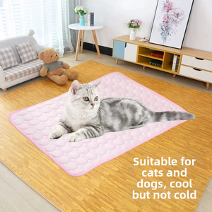Tapis rafraîchissant pour animaux de compagnie – Coussin d'été respirant en soie glacée pour chien et chat – Lavable à l'eau – Utilisation intérieure – Motif uni – Forme rectangulaire - Product Image 5