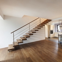 Escalier flottant préfabriqué sur mesure à poutre simple en acier thermolaqué avec marches en bois massif