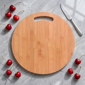 Planche à découper circulaire en bois massif personnalisable avec trous pour accrocher et maintenir, idéale pour couper le steak, les fruits et les légumes - Product Image 2