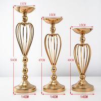 Chandelier doré de style européen avec design Cœur, Trophée et Couronne, également pot de fleurs de table et marqueur d'allée pour la décoration de mariage et de fête