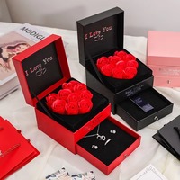 Boîte de présentation de bijoux en verre de luxe imprimée carrée pour le Nouvel An chinois avec fleurs préservées et sérigraphie artisanale