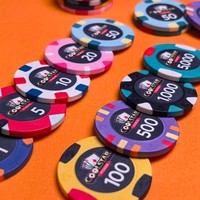 Jetons de poker en céramique de 39 mm avec face gravée, valeurs personnalisées imprimées, inserts de bordure bicolores, pour tables de paris importants, fourniture OEM, vente en gros