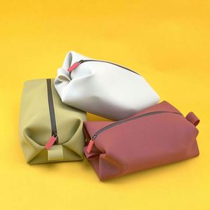 Sac de maquillage pliable en silicone écologique et portable - Résistant à l'eau et durable, grande capacité - Product Image 1