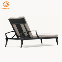 Chaise longue d'extérieur en aluminium avec dossier réglable, coussin blanc imperméable, lit de soleil en métal pour piscine, jardin, villa