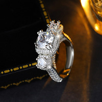 Bague de fiançailles de luxe à trois pierres taille coussin avec halo, en laiton plaqué platine et zircone cubique AAA, vente en gros