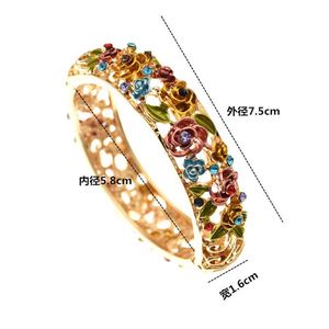 Brazaletes Vintage de Aleación de Oro Grabados con Diseño Hueco, Incrustaciones de Diamantes de Colores, Relieve de Flores y Hojas, y Estampado a Color Cloisonné - Product Image 6