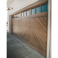 Porte de garage sectionnelle automatique moderne de style ferme, en bois, à motif chevron, avec vitrage supérieur divisé