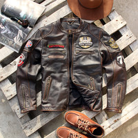 Jaket Kulit Asli Pria Moto & Biker J100 Model Vintage Distressed Cowskin Kerah Tegak Slim Fit dengan Banyak Patch Huruf untuk Musim Dingin