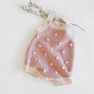 Großhandel niedlichen weichen Neugeborenen Pompon Häkeln Onesie ärmellose Strick Kinder Kleidung Baby Stram pler Mädchen Pullover