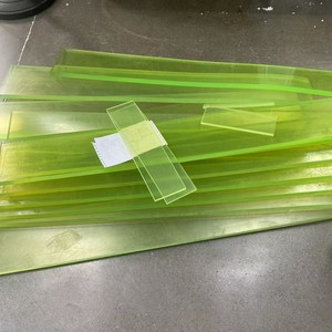 แถบยางพลาสติกโพลียูรีเทนรูปทรงไม่สม่ำเสมอ แบบยาว หนา สีเหลือง แดง ดำ ทนทานต่อการสึกหรอ JD-0720 - Product Image 1