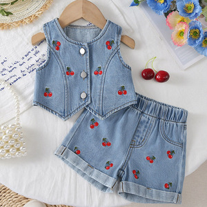 เสื้อกั๊กปักลายเชอร์รี่และกางเกงยีนส์ขาสั้นเอวสูงทรงหลวมสำหรับสวมใส่สบายๆ ทุกวันสำหรับเด็กผู้หญิง ชุดเสื้อผ้าเด็กผู้หญิง 0-3 ปี - Product Image 1