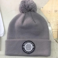 Chapeaux de ski d'hiver en acrylique de laine de haute qualité de logo personnalisé en gros, bonnet pompon teint en forme de crâne, bonnet tricoté en jacquard à pompons
