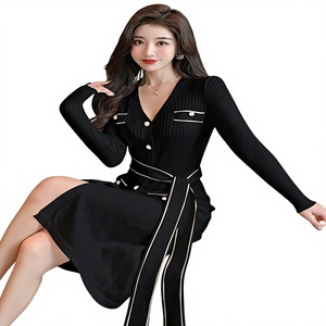 Modello 7985 Abito Maglione Elegante da Donna Stile Francese <span class=keywords><strong>con</strong></span> Scollo a V e Vita Stretta, Disponibile in <span class=keywords><strong>Nero</strong></span> e <span class=keywords><strong>Bianco</strong></span> - Product Image 1