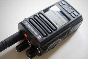 วิทยุสื่อสารดิจิตอลแบบพกพา XiR E8628i ระบบอนาล็อก VHF มาตรฐานกันน้ำ IP68 พร้อม GPS ระบบ DMR ระยะไกล - Product Image 2