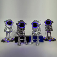 Sculpture d'astronaute cyberpunk sur mesure grandeur nature en fibre de verre avec éclairage LED néon pour événements KTV, bars, installation artistique intérieure et extérieure