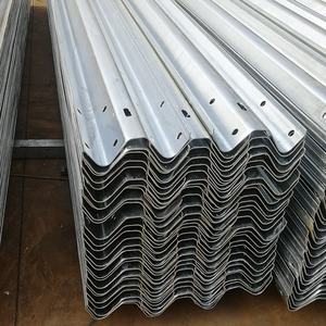 Barrière de sécurité économique en acier galvanisé à deux poutres, offrant un excellent rapport qualité-prix, une grande durabilité et une étanchéité. - Product Image 3