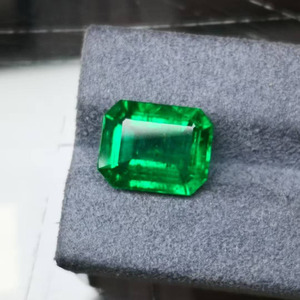 Pierre précieuse émeraude naturelle 6,91 carats, certifiée GILD, vert éclatant, coupe octogonale légèrement huilée, 13,74*11,04*6,54 mm - Product Image 3