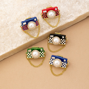 Broche d'appareil photo à motif damier 5 couleurs en alliage de zinc, décorée de perles et de strass, épinglette de revers, broches de <span class=keywords><strong>mode</strong></span> pour femmes, vente en gros - Product Image 1
