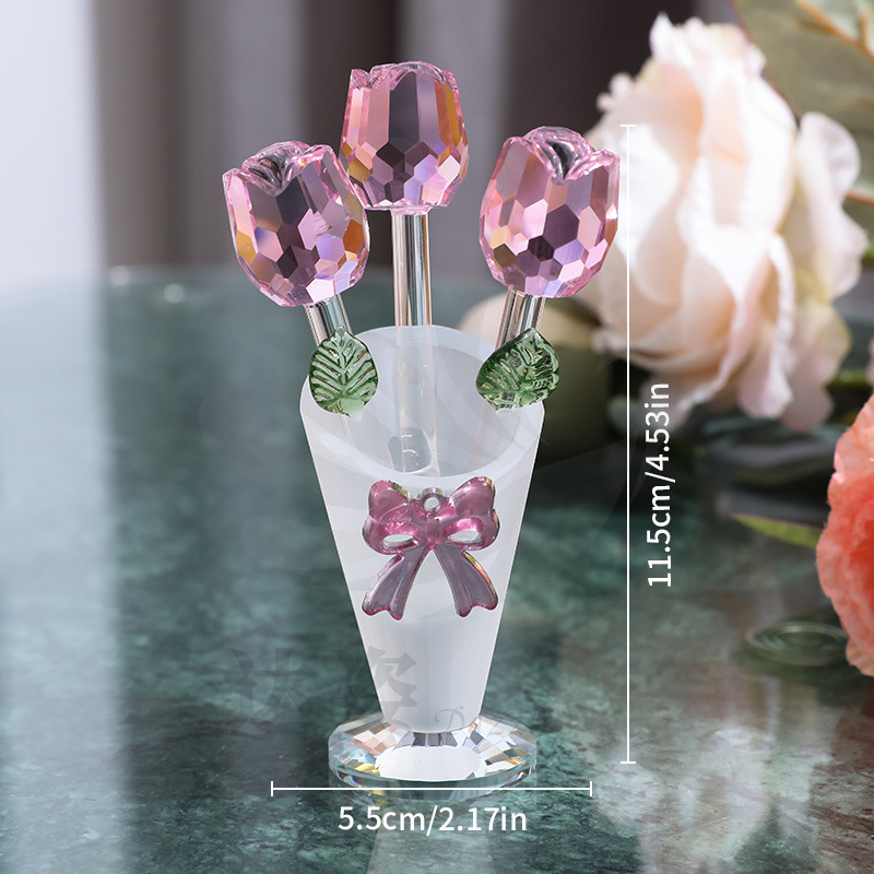 Jarrón con 3 pequeñas rosas rosadas.