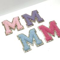 Patchs lettres chenille scintillants couleur personnalisée pour vêtements universitaires, vente chaude, thermocollants, 3D, en feutre durable, brodés, logo OEM, motif cœur et fleur pour chapeaux