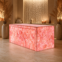 Comptoir de bar moderne en quartz rose naturel, design cascade en pierre translucide rétroéclairée, luxe pour salon, hôtel, restaurant, bar à domicile
