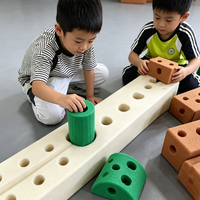 Mainan Bata Bangunan yang Dapat Dikombinasikan Secara Bebas untuk Melatih Keterampilan Sosial Anak-anak untuk Permainan Kelompok di Taman Kanak-Kanak.