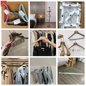 Cintres en <span class=keywords><strong>bois</strong></span> personnalisés Lavinia avec logo, <span class=keywords><strong>installation</strong></span> facile pour sacs et extensions capillaires, présentoir élégant, qualité supérieure, <span class=keywords><strong>prix</strong></span> de gros - Product Image 5