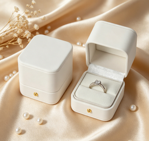 Boîte à bague haut de gamme faite à la main, enveloppée de tissu en similicuir beige, base rigide, fermeture magnétique dorée, ouverture à clapet, impression quadricolore - Product Image 6