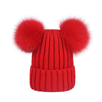 Bonnet d'hiver tricoté personnalisé en fausse fourrure avec deux boules de fourrure
