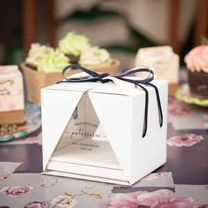 लक्जरी सफेद pvc विंडो मिनी केक बॉक्स रिबन हैंडल uv के लिए लेपित किया हुआ एम्बॉस्ड फूड पैकेजिंग फ़ोल्डर उपहार - Product Image 1