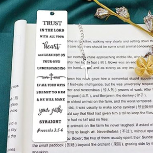 Listo para enviar Espadas cruzadas Oración católica Forma de Cruz Biblia Cristiana Marcadores de metal personalizados - Product Image 2