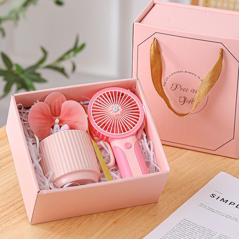 Coffret cadeau tasse rayée rose + éventail