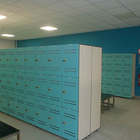 Casiers de rangement pour bagages de personnel en stratifié compact HPL intelligent, étanche et personnalisé, avec bancs intégrés pour salle de sport