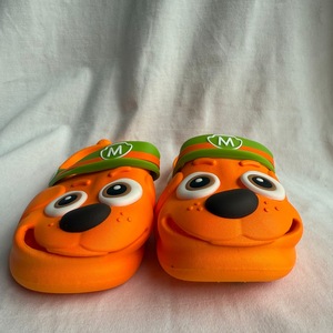 Ciabatte animate da cartone animato per bambini maschi 4-6 anni, suola antiscivolo in EVA, scarpe estive arancioni con design a occhi. - Product Image 4