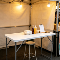Table pliante portable en plastique robuste avec pieds métalliques pliables en deux pour salle à manger, cuisine, banquet, fête, camping, bureau, utilisation en extérieur et en intérieur