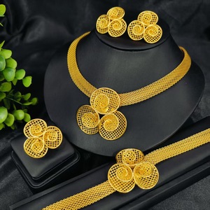 Parure de bijoux ethniques de mariage de Dubaï plaqué or avec collier, boucles d'oreilles, bague et bracelet en CZ, style vintage africain, ton or - Product Image 4