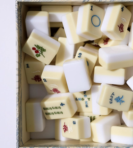 Estetik Moda Parfüm Temalı Amerikan Mahjong Seti 4 Katmanlı Pembe Beyaz Akrilik Mahjong Taşları Çiçekli Ejderha Tasarımı - Product Image 2