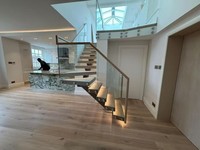 Maßgefertigtes Modernes Indoor L-förmiges Einwangen-Geländer aus weißer Eiche mit schwebendem Design, Glas und Metall für Villen