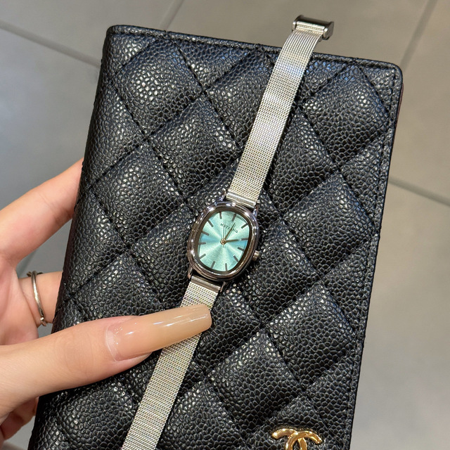 Stylish Women's Watch Elegant Oval Design Stainless Steel Quartz Movement Minimalist Style Light Luxury Niche