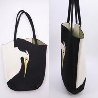 Tas Tote Rajut Motif Kotak-kotak Gaya Jalanan Tas Selempang Hitam Putih Plaid Rajut Logo Pola Kustom Gantungan Kunci MOQ Rendah Grosir